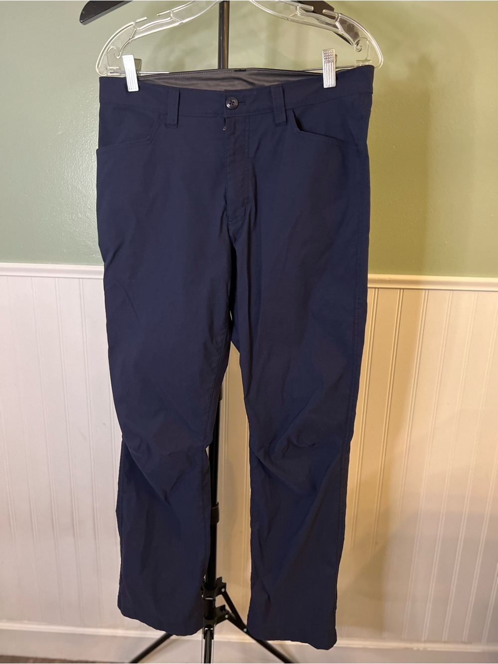 Eddie Bauer Navy Stretch Tech Chinos. Size 32x30